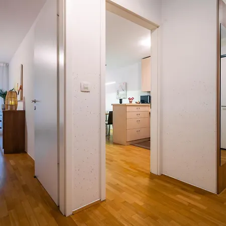 Family Lea-sleeps 4, Free Parking Apartment *