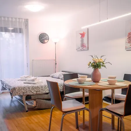 Family Lea-sleeps 4, Free Parking Апартаменты
